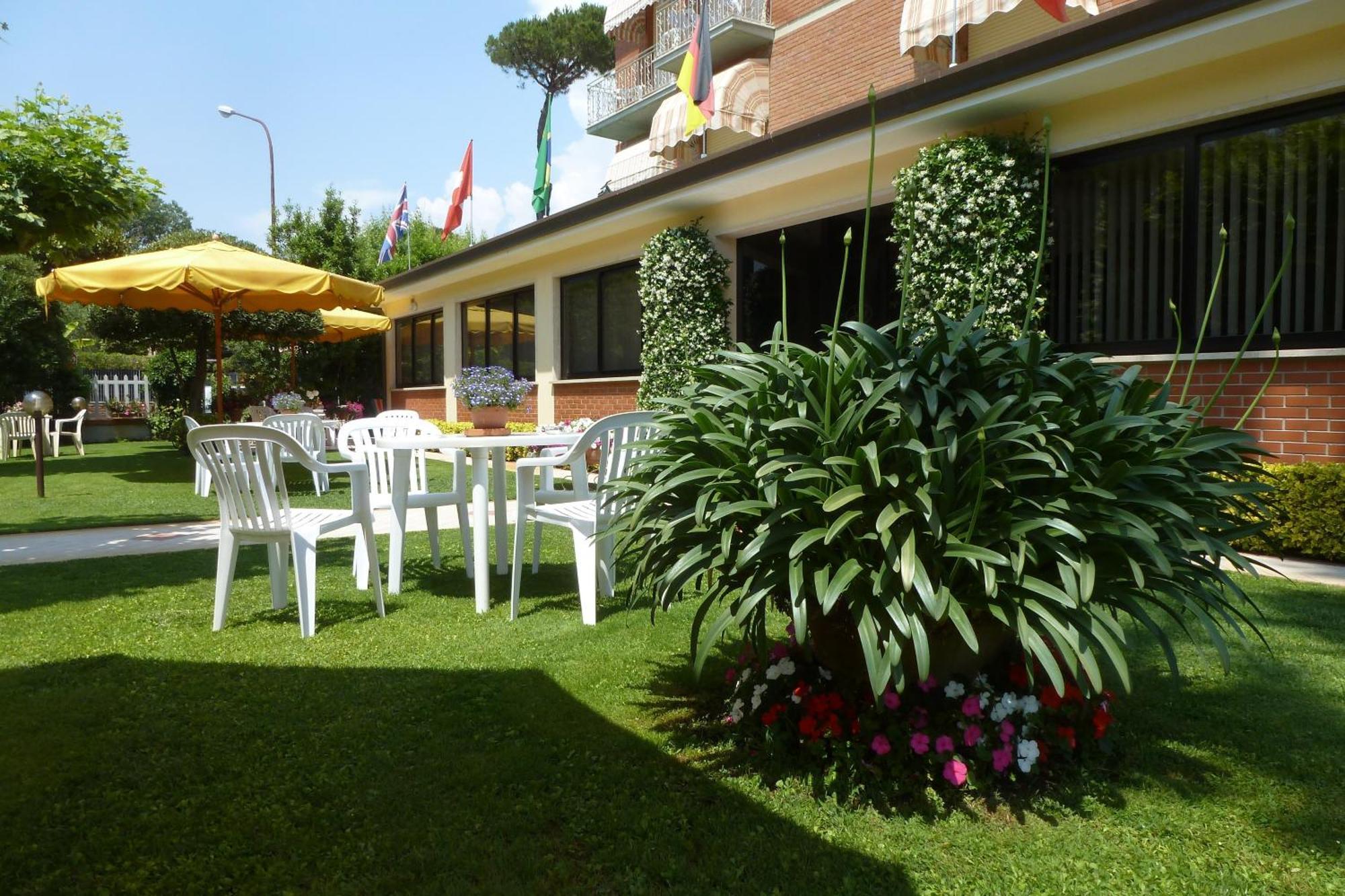 Hotel Versilia Camaiore Bagian luar foto