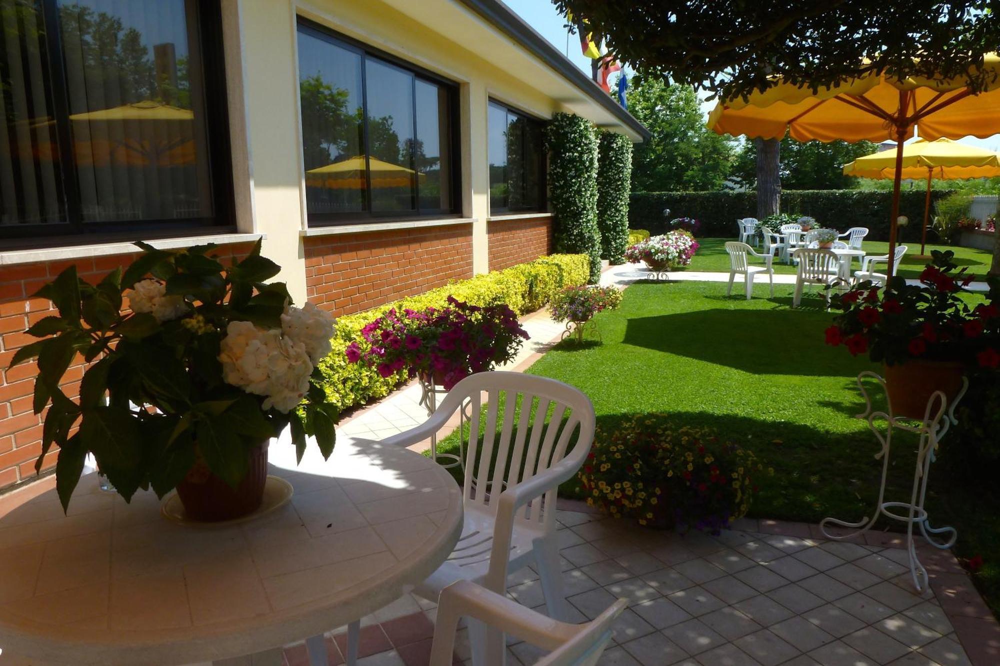 Hotel Versilia Camaiore Bagian luar foto
