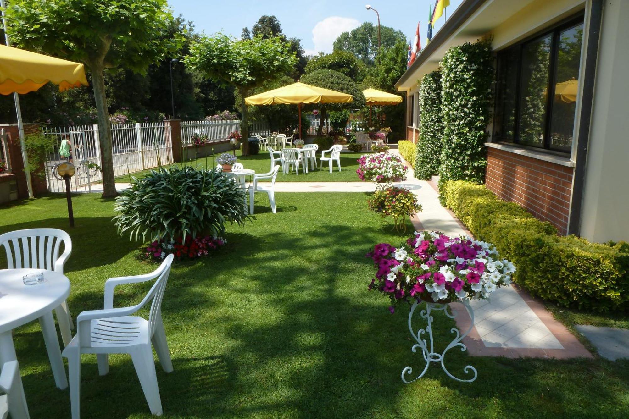 Hotel Versilia Camaiore Bagian luar foto