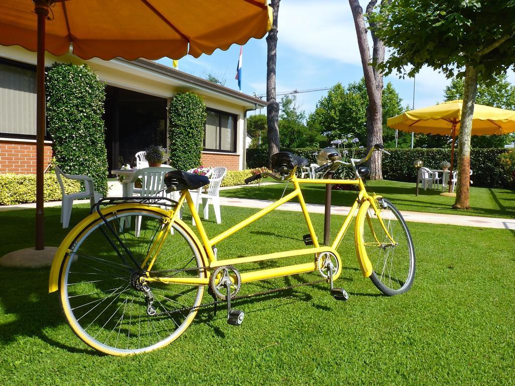 Hotel Versilia Camaiore Bagian luar foto